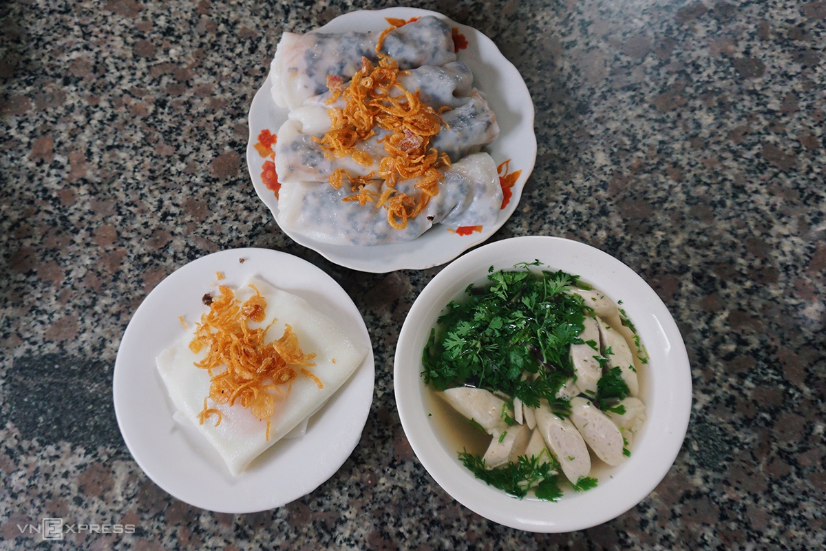 Bánh cuốn Hà Giang được ăn kèm với nước xương hầm thơm ngọt