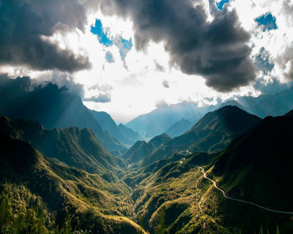 Địa hình Lai Châu nhiều dốc, đèo, thung lũng gây khó khăn gửi hàng hóa từ Hà Nội đi Lai Châu